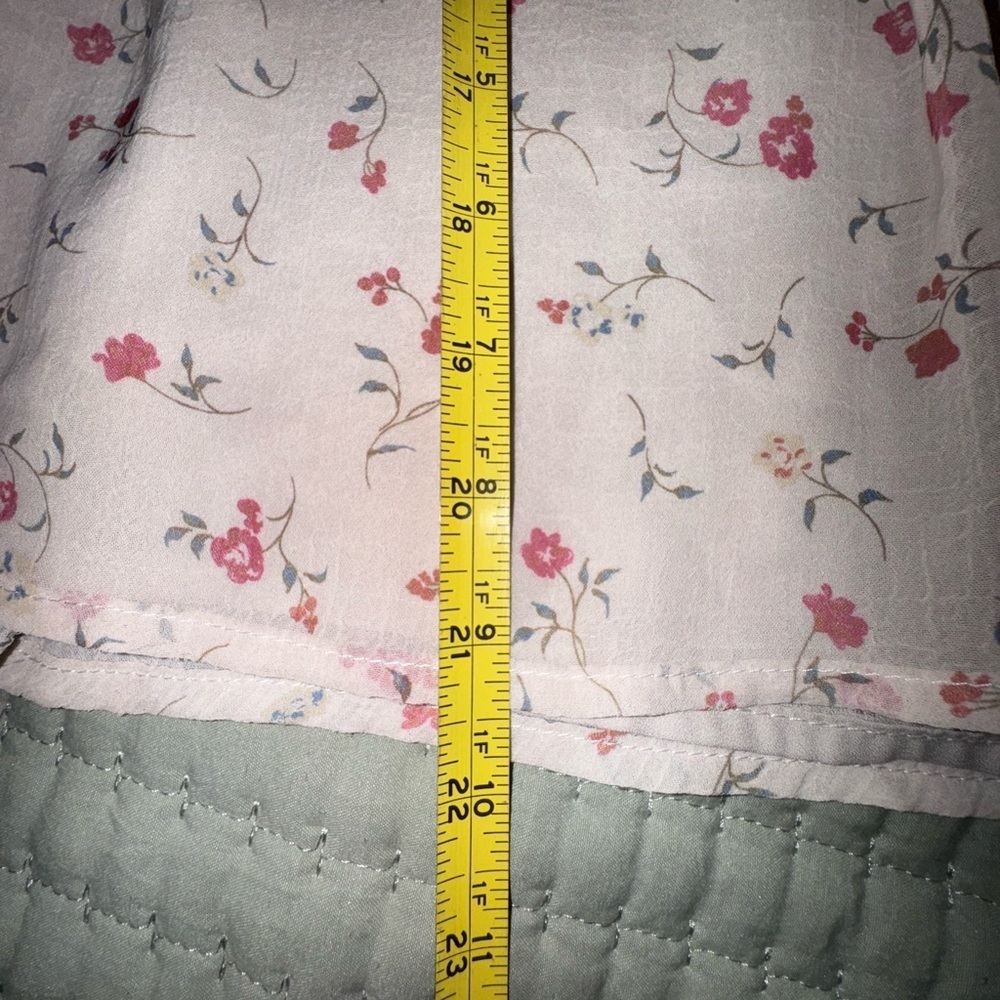 Blue Rain Floral Blouse Francesca’s- Cream and Pink floral. Size XS. VVGUC - Picture 9 of 9